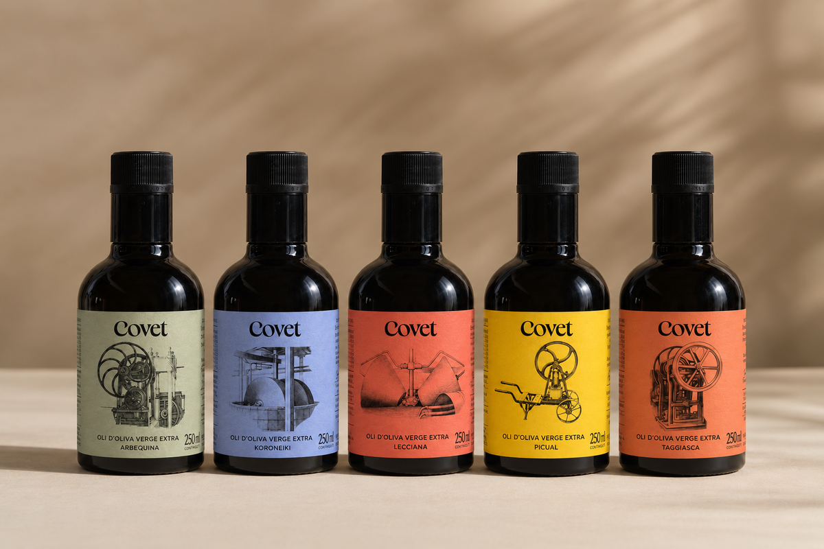 Les cinc ampolles monovarietals de Covet en fila: Arbequina, Koroneiki, Lecciana, Picual i Taggiasca