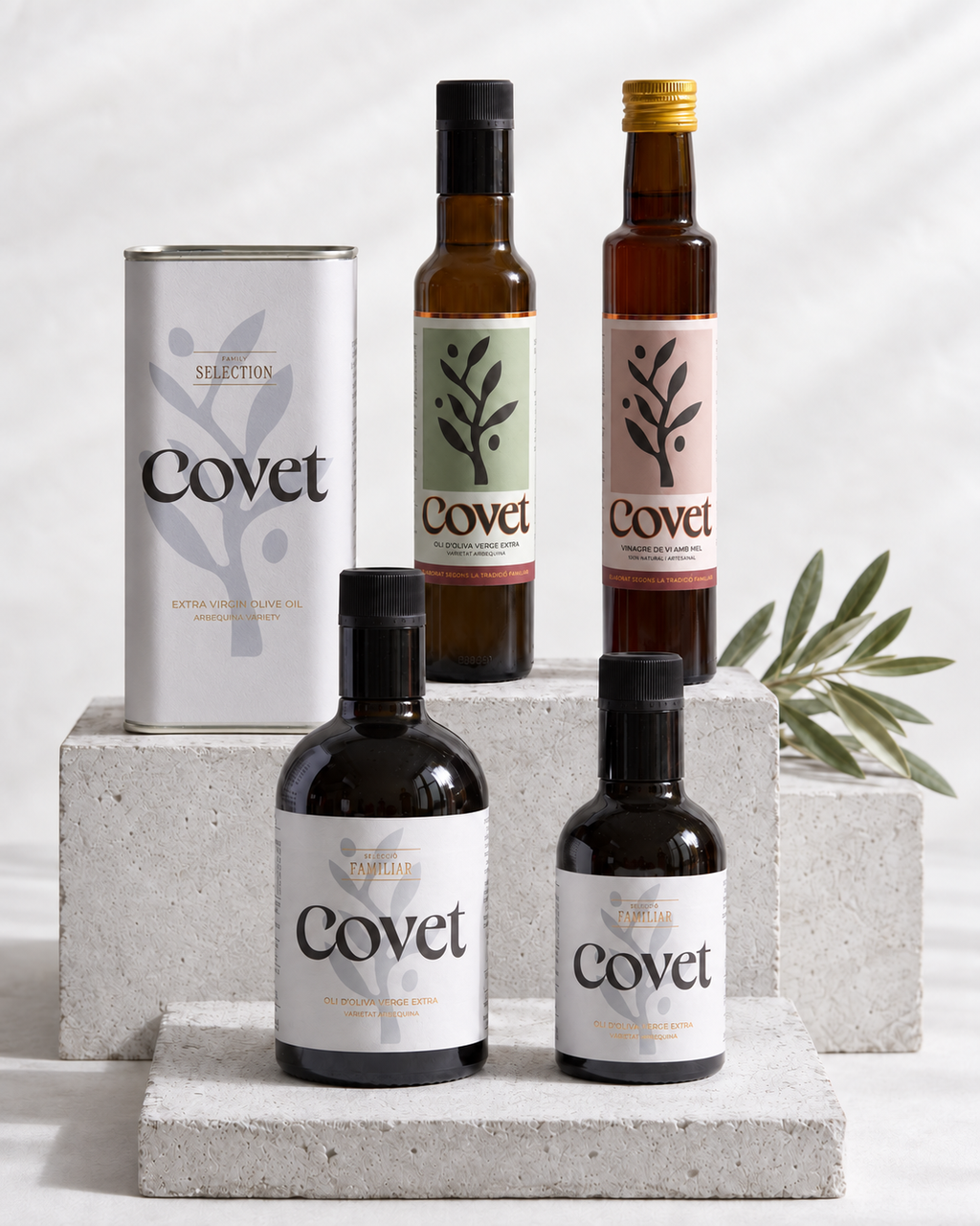 Los cinco productos del pack DESCUBRE COVET sobre bloques de hormigón.