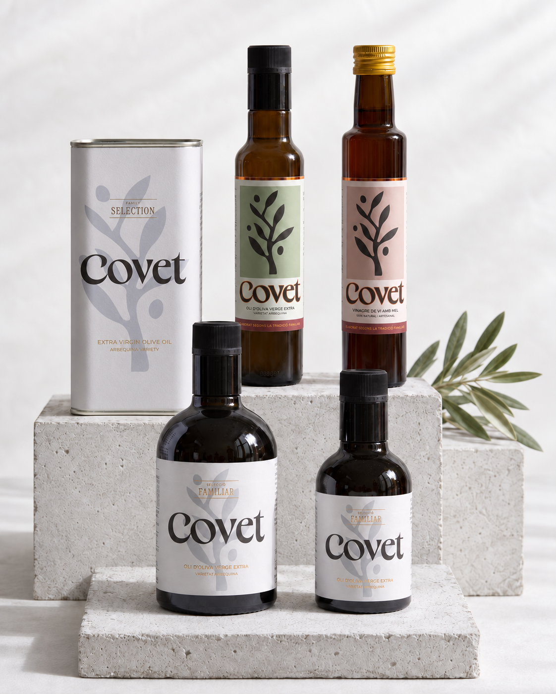 Los cinco productos del pack DESCUBRE COVET sobre bloques de hormigón.